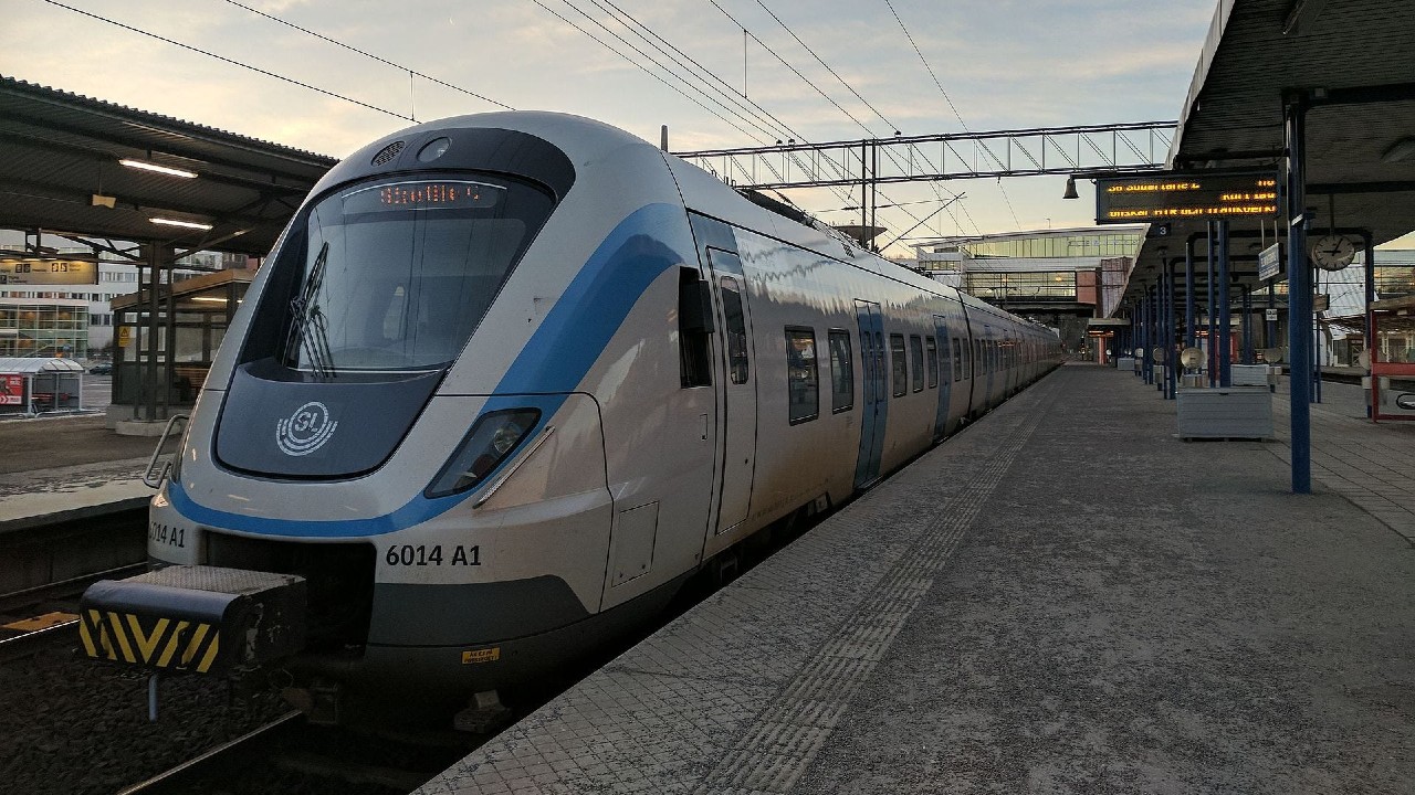 An image of an SL X60 train in Stockholm, Sweden
