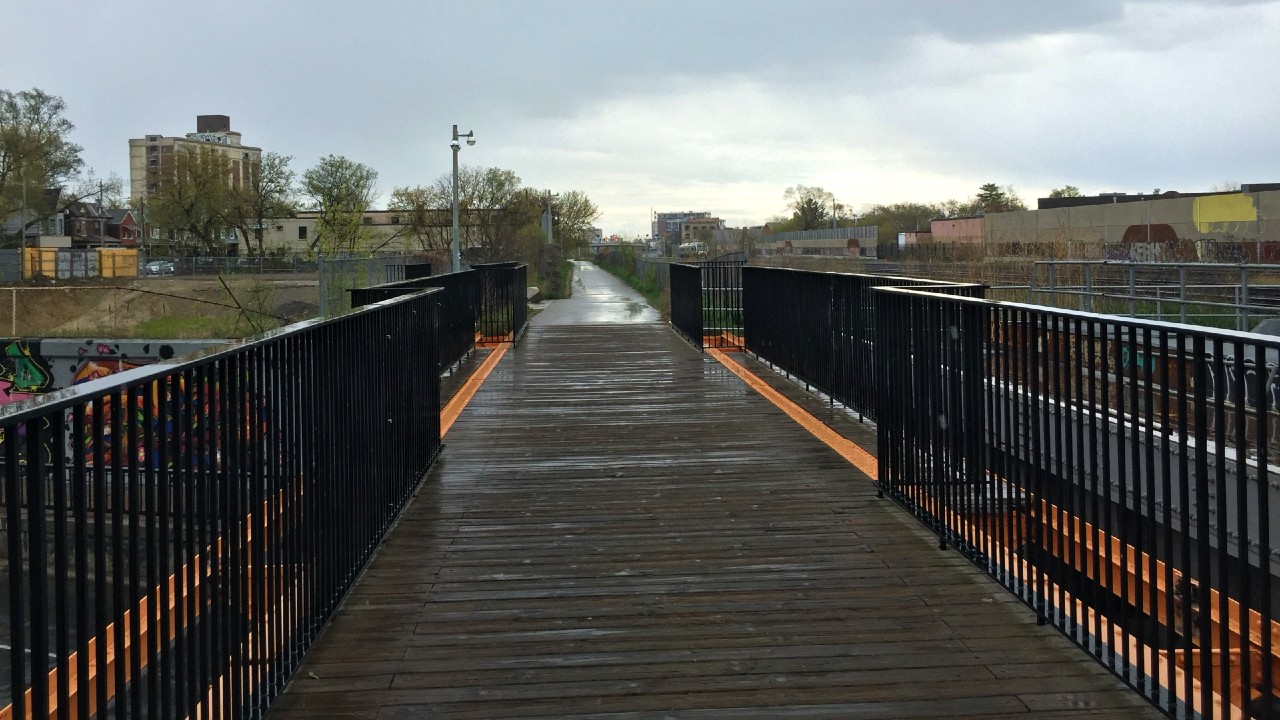 Looking south along the West Toronto Railpath