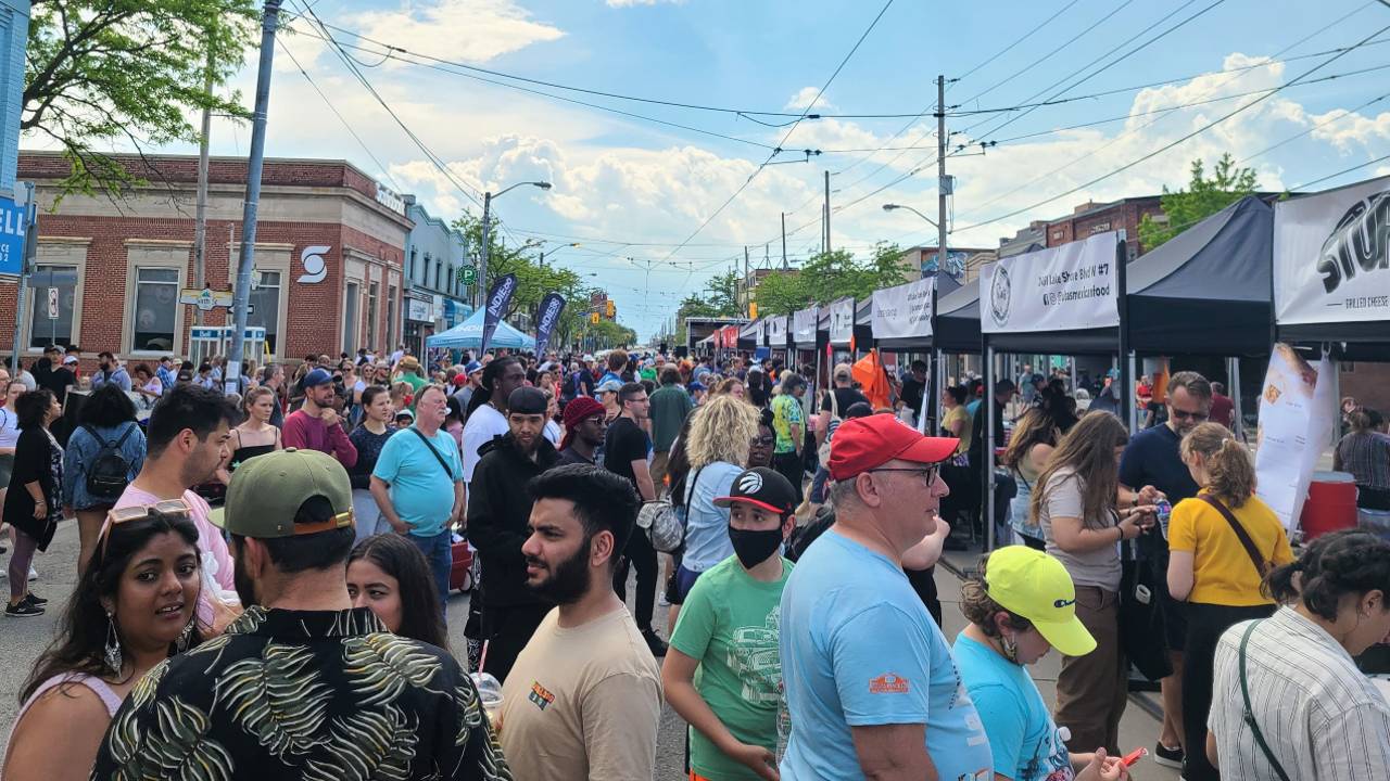An image of crowds in line at the Lakeshore Village Grilled Cheese Challenge Festival